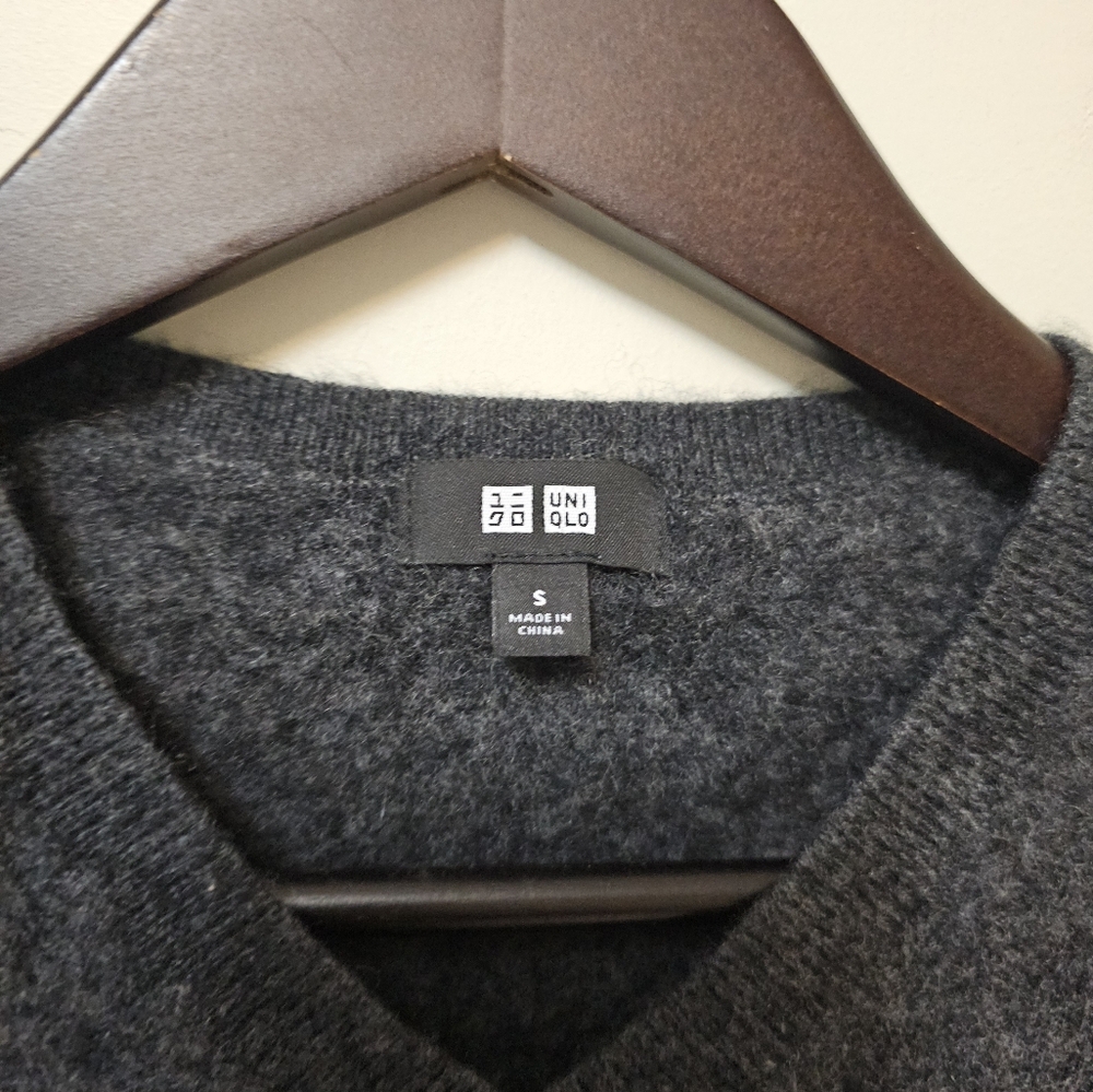 Small Uniqlo 100% Cashmere Sweater - Picture 3 of 3